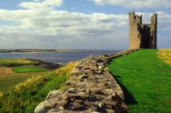 Lilburn Tower, Dunstanburgh Castle (© graeme-peacock.com)